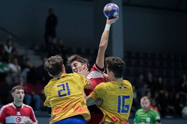 Romania v Turkiye - European Handball Championship Qualifiers ANKARA, TURKIYE - NOVEMBER 02: Muhammet Emir Aksu (back) of Turkiye in action during the Men s U-18 European Handball Championship Qualification Group A match between Romania and Turkiye at Prof. Dr. Yasar Sevim Handball Hall in Ankara, Turkiye on November 02, 2025. Mustafa Hatipoglu Anadolu Ankara Turkey. Editorial use only. Please get in touch for any other usage.  Copyright: x2025xAnadoluxMustafaxHatipoglux