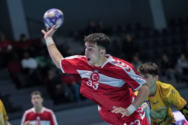 Romania v Turkiye - European Handball Championship Qualifiers ANKARA, TURKIYE - NOVEMBER 02: Taner Onusta (53) of Turkiye in action during the Men s U-18 European Handball Championship Qualification Group A match between Romania and Turkiye at Prof. Dr. Yasar Sevim Handball Hall in Ankara, Turkiye on November 02, 2025. Mustafa Hatipoglu Anadolu Ankara Turkey. Editorial use only. Please get in touch for any other usage.  Copyright: x2025xAnadoluxMustafaxHatipoglux