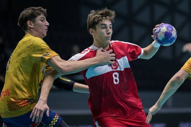 Romania v Turkiye - European Handball Championship Qualifiers ANKARA, TURKIYE - NOVEMBER 02: Muhammet Emir Aksu (8) of Turkiye in action during the Men s U-18 European Handball Championship Qualification Group A match between Romania and Turkiye at Prof. Dr. Yasar Sevim Handball Hall in Ankara, Turkiye on November 02, 2025. Mustafa Hatipoglu Anadolu Ankara Turkey. Editorial use only. Please get in touch for any other usage.  Copyright: x2025xAnadoluxMustafaxHatipoglux