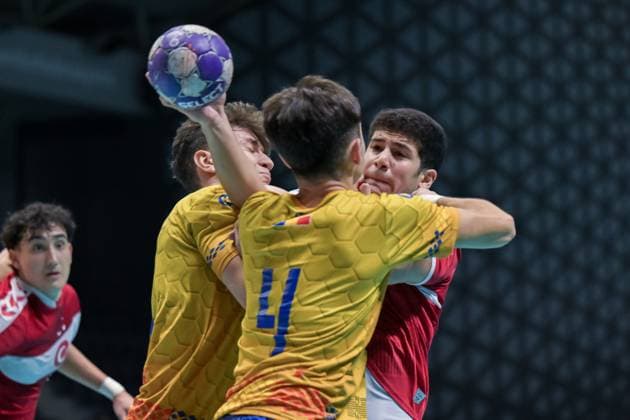 Romania v Turkiye - European Handball Championship Qualifiers ANKARA, TURKIYE - NOVEMBER 02: Batu Karabicak (R) of Turkiye in action during the Men s U-18 European Handball Championship Qualification Group A match between Romania and Turkiye at Prof. Dr. Yasar Sevim Handball Hall in Ankara, Turkiye on November 02, 2025. Mustafa Hatipoglu Anadolu Ankara Turkey. Editorial use only. Please get in touch for any other usage.  Copyright: x2025xAnadoluxMustafaxHatipoglux