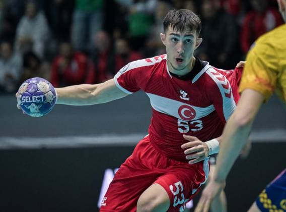 Romania v Turkiye - European Handball Championship Qualifiers ANKARA, TURKIYE - NOVEMBER 02: Taner Onusta (53) of Turkiye in action during the Men s U-18 European Handball Championship Qualification Group A match between Romania and Turkiye at Prof. Dr. Yasar Sevim Handball Hall in Ankara, Turkiye on November 02, 2025. Mustafa Hatipoglu Anadolu Ankara Turkey. Editorial use only. Please get in touch for any other usage.  Copyright: x2025xAnadoluxMustafaxHatipoglux