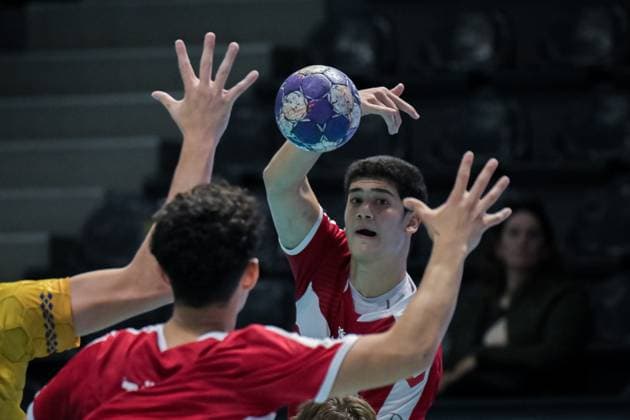 Romania v Turkiye - European Handball Championship Qualifiers ANKARA, TURKIYE - NOVEMBER 02: Batu Karabicak (R) of Turkiye in action during the Men s U-18 European Handball Championship Qualification Group A match between Romania and Turkiye at Prof. Dr. Yasar Sevim Handball Hall in Ankara, Turkiye on November 02, 2025. Mustafa Hatipoglu Anadolu Ankara Turkey. Editorial use only. Please get in touch for any other usage.  Copyright: x2025xAnadoluxMustafaxHatipoglux