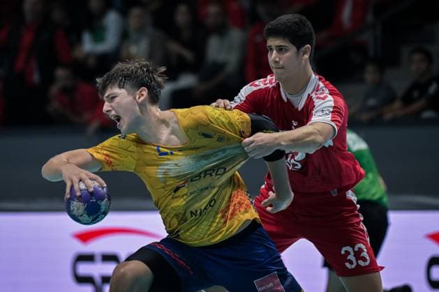 Romania v Turkiye - European Handball Championship Qualifiers ANKARA, TURKIYE - NOVEMBER 02: Batu Karabicak (R) of Turkiye in action during the Men s U-18 European Handball Championship Qualification Group A match between Romania and Turkiye at Prof. Dr. Yasar Sevim Handball Hall in Ankara, Turkiye on November 02, 2025. Mustafa Hatipoglu Anadolu Ankara Turkey. Editorial use only. Please get in touch for any other usage.  Copyright: x2025xAnadoluxMustafaxHatipoglux