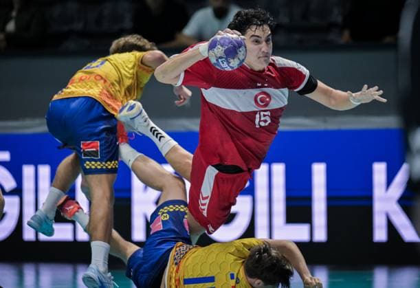Romania v Turkiye - European Handball Championship Qualifiers ANKARA, TURKIYE - NOVEMBER 02: Atahan Akcam (15) of Turkiye in action during the Men s U-18 European Handball Championship Qualification Group A match between Romania and Turkiye at Prof. Dr. Yasar Sevim Handball Hall in Ankara, Turkiye on November 02, 2025. Mustafa Hatipoglu Anadolu Ankara Turkey. Editorial use only. Please get in touch for any other usage.  Copyright: x2025xAnadoluxMustafaxHatipoglux