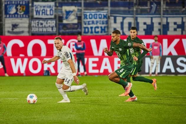 Vladimir Coufal (TSG 1899 Hoffenheim 34) Vinicius Souza (VfL Wolfsburg 5) VfL Wolfsburg vs. TSG 1899 Hoffenheim, Fussball Bundesliga, BL, Buli, 9. Spieltag, Saison 2025 2026 02.11.2025 -Pressefoto Jan-Frederic Helbig VfL Wolfsburg vs. TSG 1899 Hoffenheim, Fussball Bundesliga, BL, Buli, Volkswagen Arena, 1 Bundesliga, 9. Spieltag, Saison 2025 2026, 02.11.2025 Wolfsburg Copyright: xEibner-Pressefoto Jan-FredericxHx EP_JHG