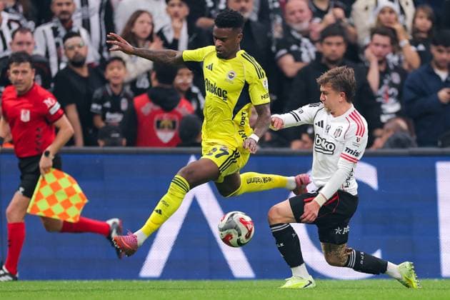 2025-11-02 Besiktas JK v Fenerbahce SK - Trendyol Super Lig ISTANBUL, TURKEY - NOVEMBER 2: Nelson Semedo of Fenerbahce SK battles for the ball with Ridvan Yilmaz of Besiktas JK during the Trendyol Super Lig match between Besiktas JK and Fenerbahce SK at Tupras Stadium on November 2, 2025 in Istanbul, Turkey. (Photo by BSR Agency) Istanbul Turkey Content not available for redistribution in The Netherlands directly or indirectly through any third parties. Copyright: xBSRxAgencyx