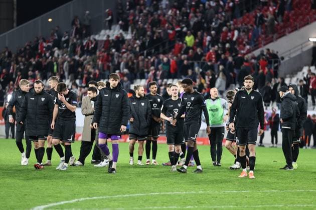 02.11.2025, Fussball, Herren, 3. Liga 13. Spieltag Saison 2025 2026: Rot-Weiss Essen - FC Schweinfurt 05 Die Schweinfurter Mannschaft nach Abpfiff auf dem Weg zu den Fans