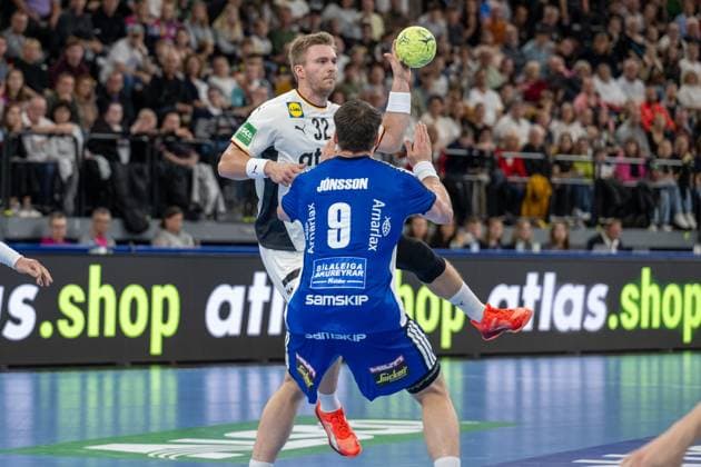 Franz Semper 32 (Handball Nationalmannschaft Deutschland) im Zweikampf mit Elvar Oern Jonsson 9 (Handball Nationalmannschaft Island), Handball-Nationalmannschaft Deutschland vs. Handball-Nationalmannschaft Island, Handball Laenderspiel, 02.11.2025 Muenchen Bayern Deutschland