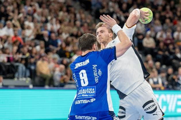 Franz Semper 32 (Handball Nationalmannschaft Deutschland) im Zweikampf mit Elvar Oern Jonsson 9 (Handball Nationalmannschaft Island), Handball-Nationalmannschaft Deutschland vs. Handball-Nationalmannschaft Island, Handball Laenderspiel, 02.11.2025 Muenchen Bayern Deutschland