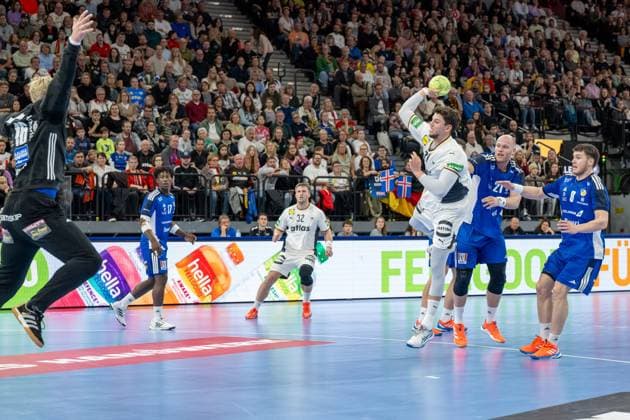 Sebastian Heymann 11 (Handball Nationalmannschaft Deutschland)setzt zum Wurf an, Handball-Nationalmannschaft Deutschland vs. Handball-Nationalmannschaft Island, Handball Laenderspiel, 02.11.2025 Muenchen Bayern Deutschland