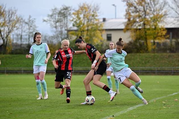 02.11.2025, Fußball, 2. Frauen-Bundesliga, 2025 2026, 9. Spieltag, SG 99 Andernach - Eintracht Frankfurt II Mina Matijevic (11 Eintracht Frankfurt II) und Carolin Schraa (7 Andernach) im Zweikampf.
