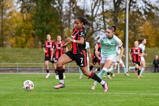 02.11.2025, Fußball, 2. Frauen-Bundesliga, 2025 2026, 9. Spieltag, SG 99 Andernach - Eintracht Frankfurt II Sibel Agirman (7 Eintracht Frankfurt II) läuft dem Ball hinterher. Sarah Klyta (11 Andernach) will sie in die Enge treiben.