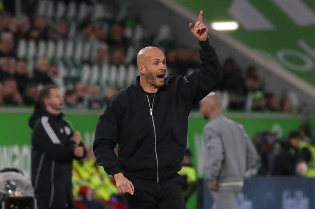 02.11.2025, xgox, Fussball 1. Bundesliga, VfL Wolfsburg - TSG 1899 Hoffenheim emspor, v.l. Paul Simonis (Wolfsburg, Trainer) gibt Anweisungen, gestikuliert mit den Armen, gesticulate, gives instructions (DFL DFB REGULATIONS PROHIBIT ANY USE OF PHOTOGRAPHS as IMAGE SEQUENCES and or QUASI-VIDEO) Wolfsburg