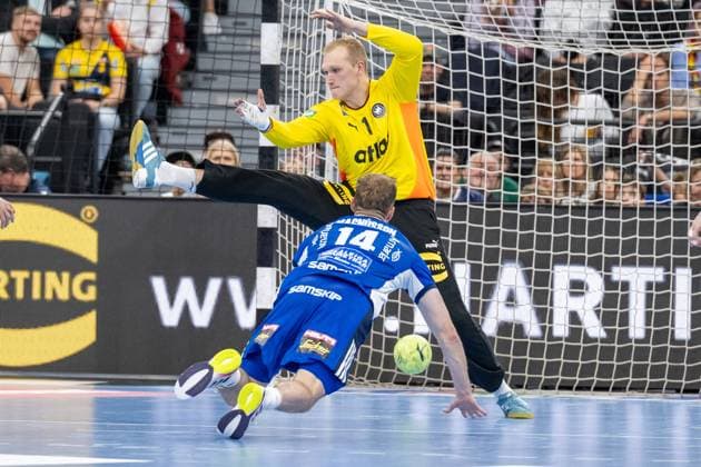 Torwurf Omar Ingi Magnusson 14 (Handball Nationalmannschaft Island), David Spaeth 1 (Handball Nationalmannschaft Deutschland) chancenlos, Handball-Nationalmannschaft Deutschland vs. Handball-Nationalmannschaft Island, Handball Laenderspiel, 02.11.2025 Muenchen Bayern Deutschland