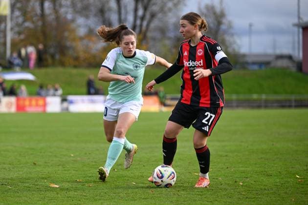 02.11.2025, Fußball, 2. Frauen-Bundesliga, 2025 2026, 9. Spieltag, SG 99 Andernach - Eintracht Frankfurt II Tessa Zimmermann (27 Eintracht Frankfurt II) mit dem Ball am Fuß.