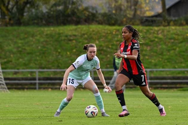02.11.2025, Fußball, 2. Frauen-Bundesliga, 2025 2026, 9. Spieltag, SG 99 Andernach - Eintracht Frankfurt II Sibel Agirman (7 Eintracht Frankfurt II) läuft mit dem Ball und wird von Vanessa Zilligen (15 Andernach) genau beobachtet.