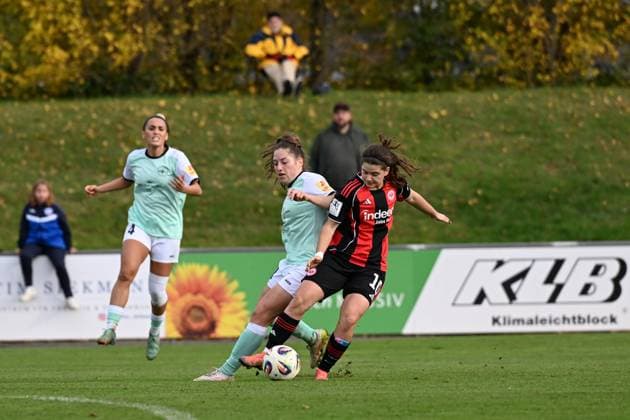 02.11.2025, Fußball, 2. Frauen-Bundesliga, 2025 2026, 9. Spieltag, SG 99 Andernach - Eintracht Frankfurt II Leonie Krump (10 Andernach) und Georgia Stanti (10 Eintracht Frankfurt II) im Zweikampf.