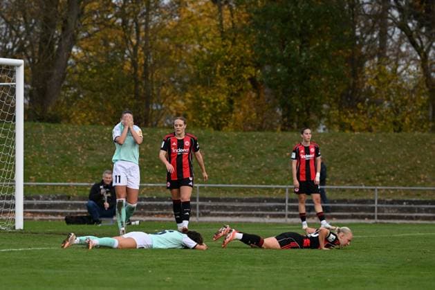02.11.2025, Fußball, 2. Frauen-Bundesliga, 2025 2026, 9. Spieltag, SG 99 Andernach - Eintracht Frankfurt II Lisa Kossmann (6 Andernach) und Sarah Klyta (11 Andernach) können es kaum glauben. Kossmann vergibt eine riesige Chance zur Führung.