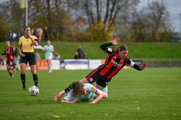 02.11.2025, Fußball, 2. Frauen-Bundesliga, 2025 2026, 9. Spieltag, SG 99 Andernach - Eintracht Frankfurt II Maren Weingarz (8 Andernach) und Tessa Zimmermann (27 Eintracht Frankfurt II) im Kampf um den Ball.