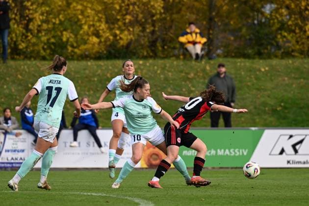 02.11.2025, Fußball, 2. Frauen-Bundesliga, 2025 2026, 9. Spieltag, SG 99 Andernach - Eintracht Frankfurt II Leonie Krump (10 Andernach) und Georgia Stanti (10 Eintracht Frankfurt II) im Zweikampf.