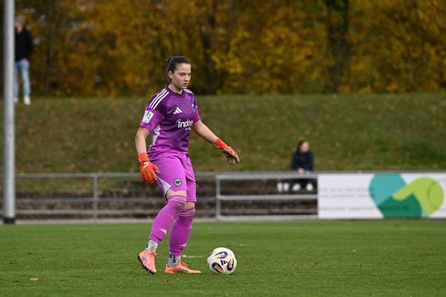 02.11.2025, Fußball, 2. Frauen-Bundesliga, 2025 2026, 9. Spieltag, SG 99 Andernach - Eintracht Frankfurt II Jolina Petri (12 Eintracht Frankfurt II) mit dem Ball im Strafraum.