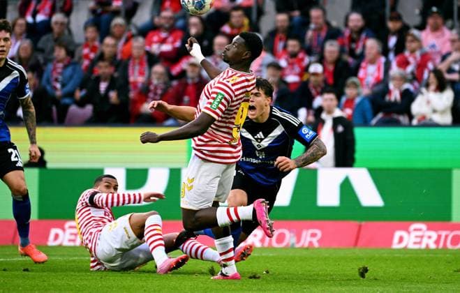Fussball, Bundesliga, Deutschland, Herren, Saison 2025 2026, 9. Spieltag, Rhein Energie Stadion Köln, 1. FC Köln - Hamburger SV 4:1; Ragnar Ache (KOE), Luka Vuskovic (HSV), Linton Maina (KOE). Aktion
