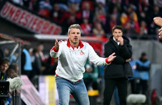 Fussball, Bundesliga, Deutschland, Herren, Saison 2025 2026, 9. Spieltag, Rhein Energie Stadion Köln, 1. FC Köln - Hamburger SV 4:1; Cheftrainer Lukas Kwasniok (KOE), Cheftrainer Merlin Polzin (HSV). Aktion