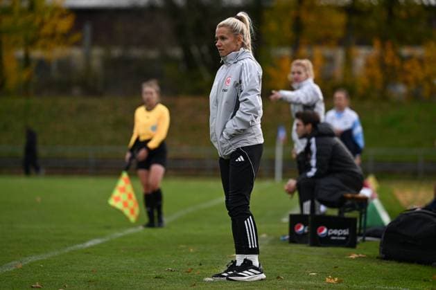 02.11.2025, Fußball, 2. Frauen-Bundesliga, 2025 2026, 9. Spieltag, SG 99 Andernach - Eintracht Frankfurt II Trainerin Julia Simic (Eintracht Frankfurt II) während des Spiels.