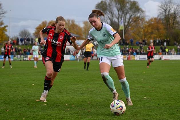 02.11.2025, Fußball, 2. Frauen-Bundesliga, 2025 2026, 9. Spieltag, SG 99 Andernach - Eintracht Frankfurt II Sarah Klyta (11 Andernach) und Marlene Wild (8 Eintracht Frankfurt II) im Zweikampf.