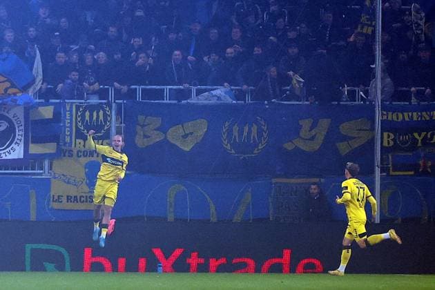 02.11.2025, xrekx, Fussball 3.Liga, Alemannia Aachen - 1.FC Saarbrücken v.l. Torjubel nach dem Tor zum celebrating the goal celebrate 1:0 durch Lars Gindorf (TSV Alemannia Aachen) (DFL DFB REGULATIONS PROHIBIT ANY USE OF PHOTOGRAPHS as IMAGE SEQUENCES and or QUASI-VIDEO) Aachen