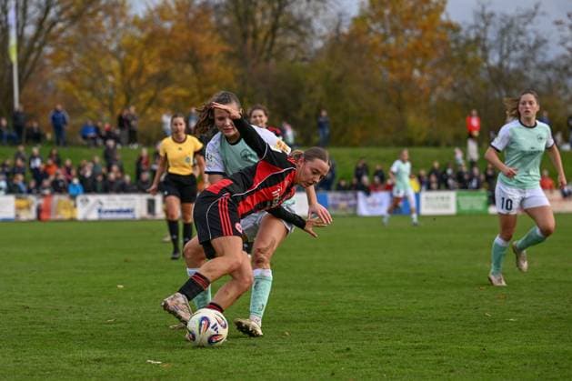 02.11.2025, Fußball, 2. Frauen-Bundesliga, 2025 2026, 9. Spieltag, SG 99 Andernach - Eintracht Frankfurt II Helene Schäfer (35 Eintracht Frankfurt II) und Malou Müller (27 Andernach) im Zweikampf.