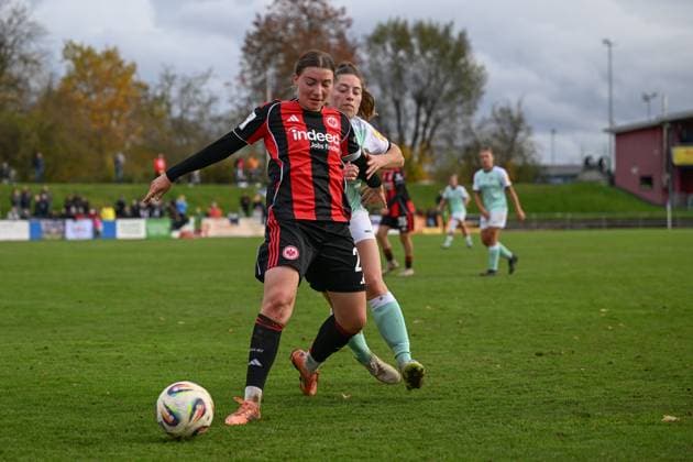02.11.2025, Fußball, 2. Frauen-Bundesliga, 2025 2026, 9. Spieltag, SG 99 Andernach - Eintracht Frankfurt II Tessa Zimmermann (27 Eintracht Frankfurt II) schirmt den Ball vor Leonie Krump (10 Andernach) ab.