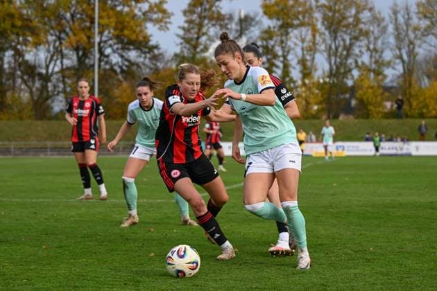 02.11.2025, Fußball, 2. Frauen-Bundesliga, 2025 2026, 9. Spieltag, SG 99 Andernach - Eintracht Frankfurt II Carolin Schraa (7 Andernach) im Zweikampf mit Marlene Wild (8 Eintracht Frankfurt II).
