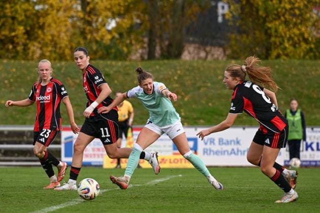 02.11.2025, Fußball, 2. Frauen-Bundesliga, 2025 2026, 9. Spieltag, SG 99 Andernach - Eintracht Frankfurt II Carolin Schraa (7 Andernach) schreit ihre Mitspielerinnen an.