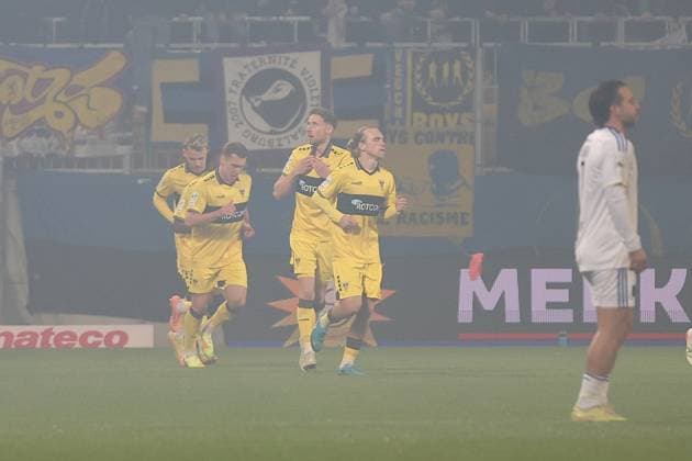 02.11.2025, xrekx, Fussball 3.Liga, Alemannia Aachen - 1.FC Saarbrücken v.l. Torjubel nach dem Tor zum celebrating the goal celebrate 1:0 durch Lars Gindorf (TSV Alemannia Aachen) Calogero Rizzuto (1.FC Saarbruecken) enttaeuscht, enttäuscht, schaut enttaeuscht, traurig, frustriert, niedergeschlagen, disappointed, sad, frustrated (DFL DFB REGULATIONS PROHIBIT ANY USE OF PHOTOGRAPHS as IMAGE SEQUENCES and or QUASI-VIDEO) Aachen