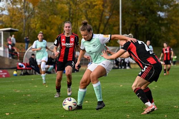 02.11.2025, Fußball, 2. Frauen-Bundesliga, 2025 2026, 9. Spieltag, SG 99 Andernach - Eintracht Frankfurt II Keira Bednorz (23 Eintracht Frankfurt II) und Leonie Wäschenbach (17 Andernach) im Zweikampf um den Ball.
