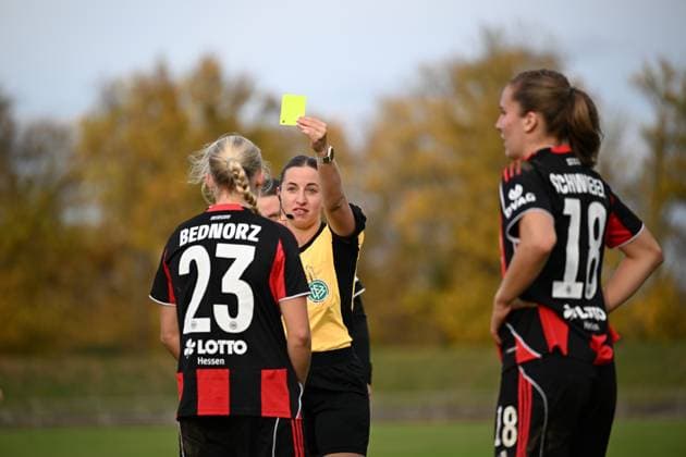 02.11.2025, Fußball, 2. Frauen-Bundesliga, 2025 2026, 9. Spieltag, SG 99 Andernach - Eintracht Frankfurt II Schiedsrichterin Daniela Kottmann zeigt Keira Bednorz (23 Eintracht Frankfurt II) die gelbe Karte.