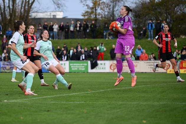 02.11.2025, Fußball, 2. Frauen-Bundesliga, 2025 2026, 9. Spieltag, SG 99 Andernach - Eintracht Frankfurt II Torhüterin Jolina Petri (12 Eintracht Frankfurt II) hat den Ball sicher.