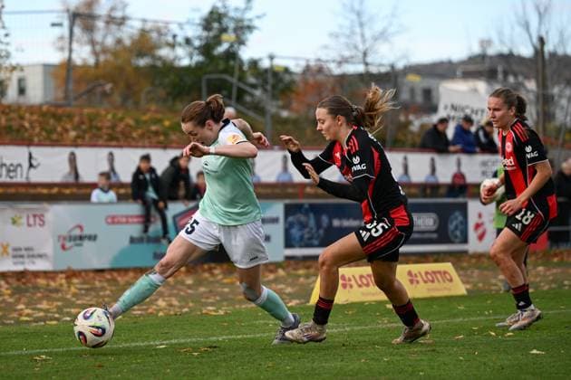 02.11.2025, Fußball, 2. Frauen-Bundesliga, 2025 2026, 9. Spieltag, SG 99 Andernach - Eintracht Frankfurt II Vanessa Zilligen (15 Andernach) versucht den Ball noch im Spiel zu halten. Helene Schäfer (35 Eintracht Frankfurt II) will sie daran hindern.