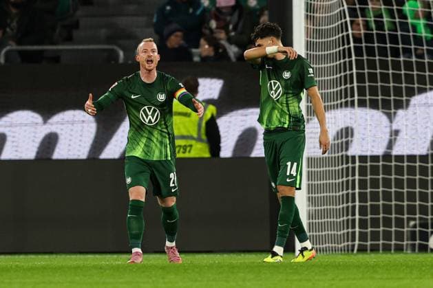 Maximilian Arnold (l.,VfL Wolfsburg,27) und Jenson Seelt (VfL Wolfsburg,14) - Torschütze Wouter Burger (TSG Hoffenheim,18) trifft zum 1-1 - 1. Fussball Bundesliga Saison 2025-2026 VfL Wolfsburg vs. TSG Hoffenheim in der Volkswagen Arena in Wolfsburg - Aktion,Fussball,Deutschland,Mann,Männer,02.11.2025