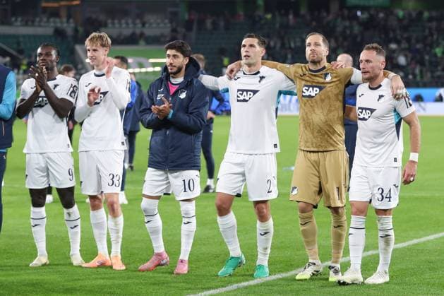 02.11.2025, xgox, Fussball - 1.Bundesliga VfL Wolfsburg - TSG 1899 Hoffenheim emspor, v.l. Ihlas Bebou (Hoffenheim, 9), Max Moerstedt (Hoffenheim, 33), Muhammad Damar (Hoffenheim, 10), Robin Hranac (Hoffenheim, 2), Oliver Baumann (Hoffenheim, 1), Vladimir Coufal (Hoffenheim, 34) Jubel ueber den Sieg, Jubel nach Spielende (DFL DFB REGULATIONS PROHIBIT ANY USE OF PHOTOGRAPHS as IMAGE SEQUENCES and or QUASI-VIDEO) Wolfsburg
