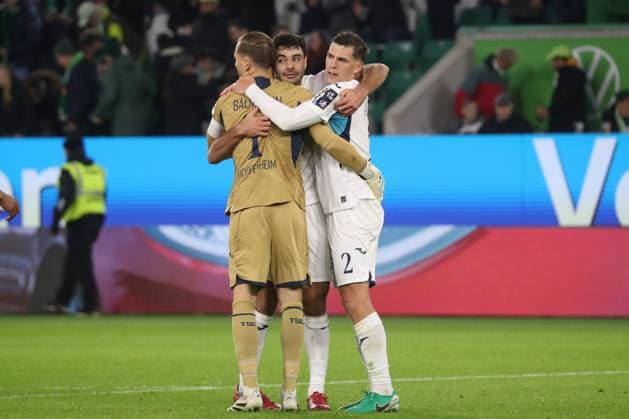 02.11.2025, xgox, Fussball - 1.Bundesliga VfL Wolfsburg - TSG 1899 Hoffenheim emspor, v.l. Robin Hranac (Hoffenheim, 2), Oliver Baumann (Hoffenheim, 1) Jubel ueber den Sieg, Jubel nach Spielende (DFL DFB REGULATIONS PROHIBIT ANY USE OF PHOTOGRAPHS as IMAGE SEQUENCES and or QUASI-VIDEO) Wolfsburg