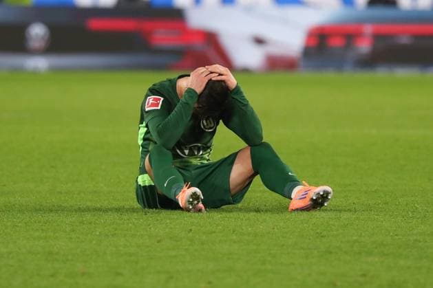 02.11.2025, xgox, Fussball - 1.Bundesliga VfL Wolfsburg - TSG 1899 Hoffenheim emspor, v.l. Mohammed Amoura (Wolfsburg, 9) enttaeuscht, schaut enttaeuscht, niedergeschlagen, disappointed (DFL DFB REGULATIONS PROHIBIT ANY USE OF PHOTOGRAPHS as IMAGE SEQUENCES and or QUASI-VIDEO) Wolfsburg