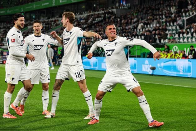 Torjubel - Torschütze Grischa Prömel (TSG Hoffenheim,6) trifft zum 1-2 - 1. Fussball Bundesliga Saison 2025-2026 VfL Wolfsburg vs. TSG Hoffenheim in der Volkswagen Arena in Wolfsburg - Aktion,Fussball,Deutschland,Mann,Männer,02.11.2025