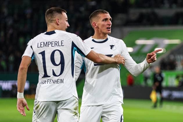 Torjubel - Torschütze Grischa Prömel (TSG Hoffenheim,6) trifft zum 1-2 mit Tim Lemperle (TSG Hoffenheim,19) - 1. Fussball Bundesliga Saison 2025-2026 VfL Wolfsburg vs. TSG Hoffenheim in der Volkswagen Arena in Wolfsburg - Aktion,Fussball,Deutschland,Mann,Männer,02.11.2025
