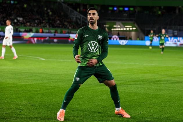 Torjubel - Torschütze Mohamed Amoura (VfL Wolfsburg,9) trifft zum 1-0 - 1. Fussball Bundesliga Saison 2025-2026 VfL Wolfsburg vs. TSG Hoffenheim in der Volkswagen Arena in Wolfsburg - Aktion,Fussball,Deutschland,Mann,Männer,02.11.2025