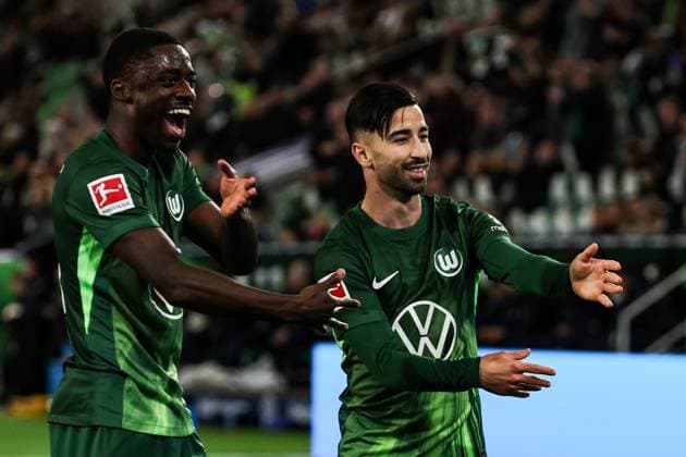 Torjubel - Torschütze Mohamed Amoura (VfL Wolfsburg,9) trifft zum 1-0 mit Sael Kumbedi (VfL Wolfsburg,26) - 1. Fussball Bundesliga Saison 2025-2026 VfL Wolfsburg vs. TSG Hoffenheim in der Volkswagen Arena in Wolfsburg - Aktion,Fussball,Deutschland,Mann,Männer,02.11.2025