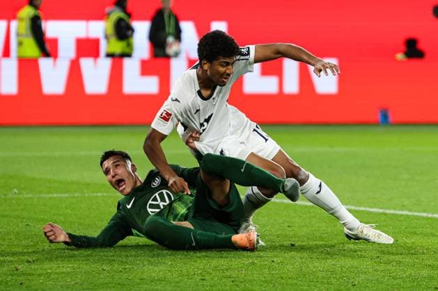 Adam Daghim (VfL Wolfsburg,11) gegen Bernardo (TSG Hoffenheim,13) - 1. Fussball Bundesliga Saison 2025-2026 VfL Wolfsburg vs. TSG Hoffenheim in der Volkswagen Arena in Wolfsburg - Aktion,Fussball,Deutschland,Mann,Männer,02.11.2025