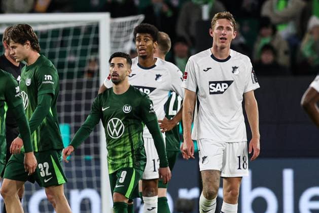 Torjubel - Torschütze Mohamed Amoura (VfL Wolfsburg,9) trifft zum 2-2, rechts steht Wouter Burger (TSG Hoffenheim,18) - 1. Fussball Bundesliga Saison 2025-2026 VfL Wolfsburg vs. TSG Hoffenheim in der Volkswagen Arena in Wolfsburg - Aktion,Fussball,Deutschland,Mann,Männer,02.11.2025