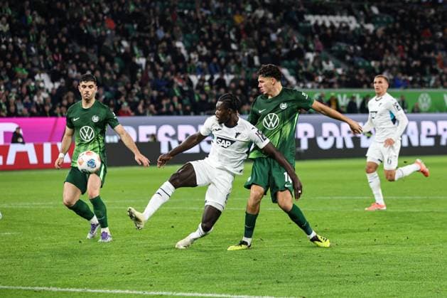 Ihlas Bebou (TSG Hoffenheim,9) gegen Jenson Seelt (r.,VfL Wolfsburg,14) und Konstantinos Koulierakis (VfL Wolfsburg,4) - 1. Fussball Bundesliga Saison 2025-2026 VfL Wolfsburg vs. TSG Hoffenheim in der Volkswagen Arena in Wolfsburg - Aktion,Fussball,Deutschland,Mann,Männer,02.11.2025